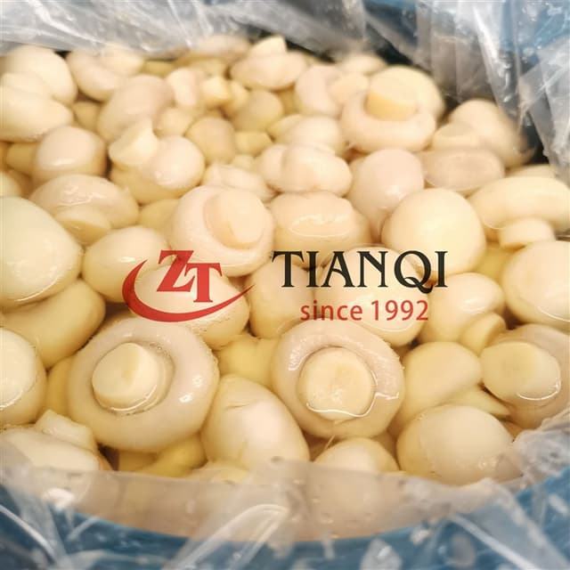 2.0-2.5 см целых консервированных грибов в бочках