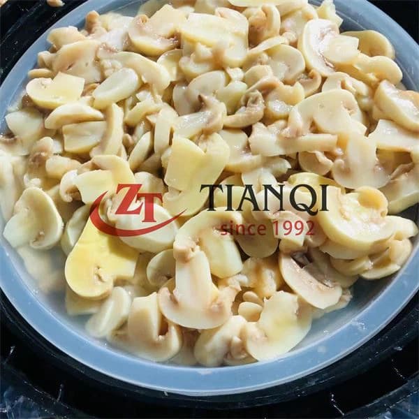 Шампиньоны в рассоле в барабанной пуговице Гриб