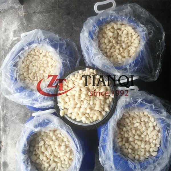 Очищенный чеснок в рассоле