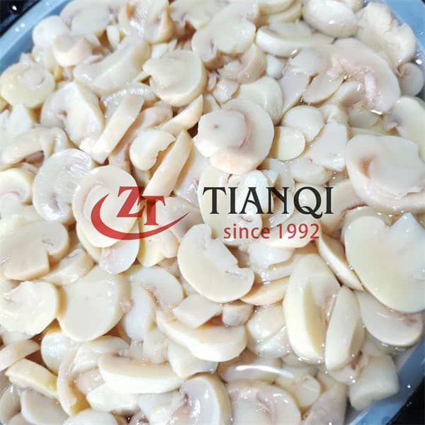 Высококачественные цельные шампиньоны размером 1,5-2 см в уксусе в бочках