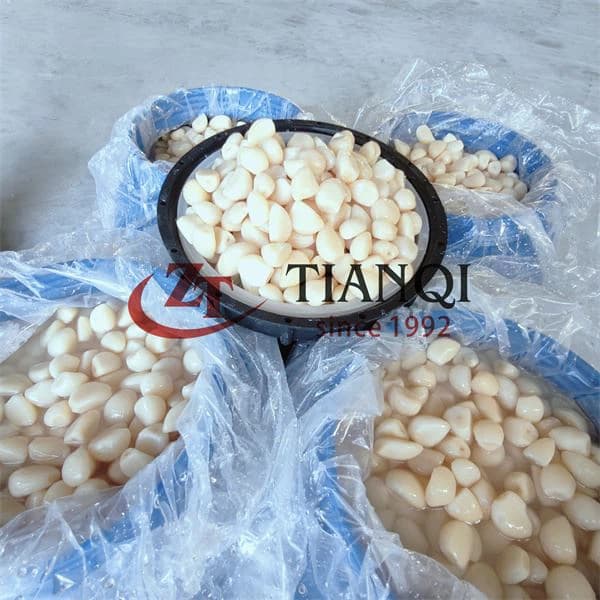 Высококачественные зубчики чеснока в рассоле