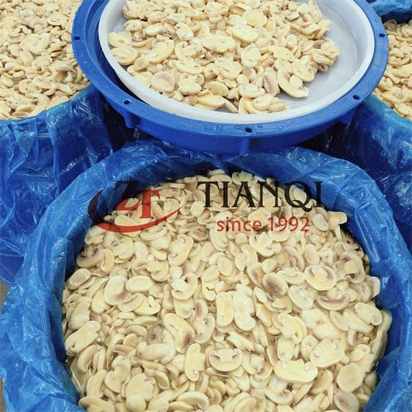 Свежий белый цельный шампиньон в рассоле