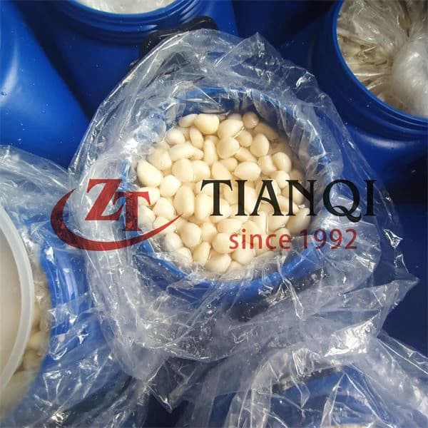 Крупный и белый соленый чеснок