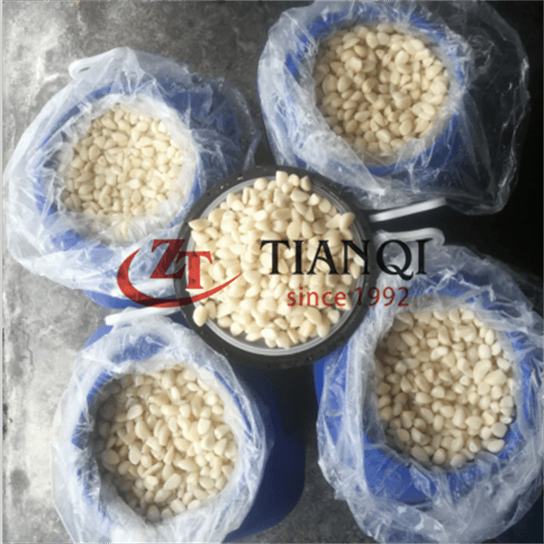 Упакованные в барабан зубчики чеснока в рассоле