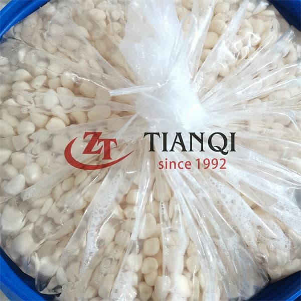 Белый и твердый чеснок в рассоле