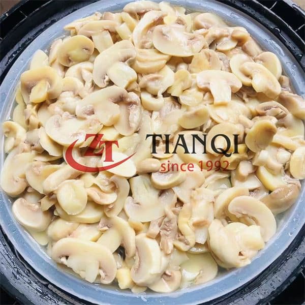 Грибы, нарезанные в рассоле