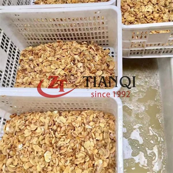 Свежие маринованные грибы в барабане