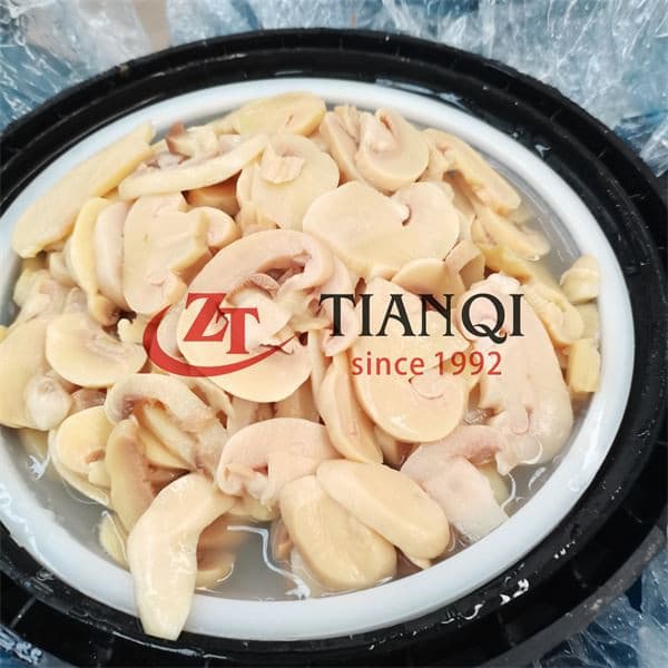 Нарезанные шампиньоны в барабанах